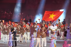 Vietnamese sports delegation parades at Asian Games opening ceremony