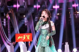 Singer Phuong My Chi performs on Sing!Asia stage. (Photo: hanoimoi.com)