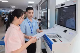 A civil servant helps a resident complete administrative procedures in Gia Lam commune, Hanoi. (Photo: VNS/VNA)