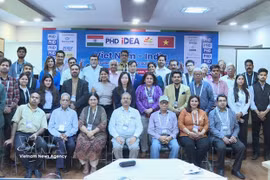Organisers and speakers at the “Vietnam–India Cross-border E-commerce” forum pose for a group photo. (Photo: VNA)