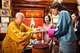 Most Venerable Thich Thanh Nha, Abbot of Tran Quoc Pagoda, presents a Bodhi leaf to Nguyen Thi Minh Nguyet, spouse of State President Luong Cuong, and Bhutanese Queen Jetsun Pema Wangchuck. (Photo: VNA)