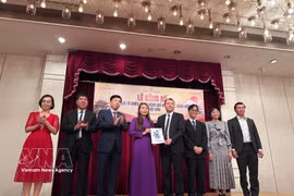Assoc. Prof. Dr. Nguyen Duc Son presents the decision establishing the Vietnamese Language Proficiency Test Council in Japan to a representative of the Vietnam Studies Centre in Japan. (Photo: VNA)