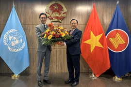 Lao Ambassador to the UN Thongphane Savanphet (right) congratulates Vietnamese Ambassador Do Hung Viet and the Vietnamese Mission on Vietnam's National Day. (Photo: VNA)