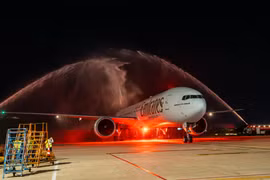 Emirates' inaugural flight to Da Nang is welcomed with water cannon salute. (Photo: Sun Group) 
