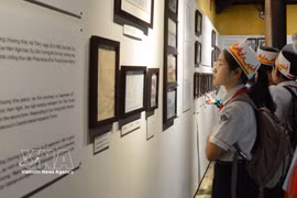 Students learn about the life of King Ham Nghi. (Photo: VNA)