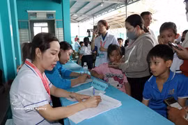 Doctors conduct health screenings for children in Tru Van Tho commune, Ho Chi Minh City. (Photo :VNA)