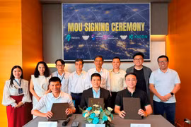 Representatives of VBA, KuCoin, and 1Matrix sign a memorandum of understanding. (Photo: markettimes.vn)