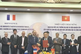 President of the Vietnam Academy of Science and Technology and President of the French National Centre for Scientific Research (CNRS) sign the 2025–2028 Action Plan. (Photo: VNA)