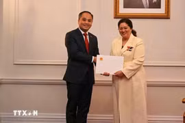 Ambassador-designate of Vietnam to New Zealand Phan Minh Giang presents the letter of credence to Governor-General of New Zealand Cindy Kiro. (Photo published by VNA)