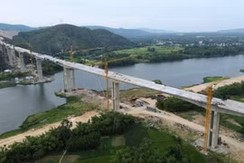 Contractors working on Ky Lo bridge under the Quy Nhon–Chi Thanh Expressway Project. (Photo: VietnamPlus)
