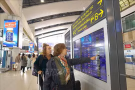 Foreign tourists at Noi Bai International Airport. (Photo: VNA)