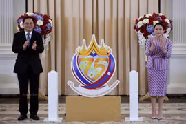  Thai Prime Minister Paetongtarn Shinawatra (right) and her Lao counterpart, Sonexay Siphandone, unveil the logo marking 75 years of Thailand-Laos relations at Government House, Bangkok. (Photo: Bangkok Post)