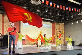 A musical performance at the celebration of the 95th anniversary of the Communist Party of Vietnam in France on February 2 (Photo: VNA)