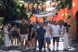 Foreign tourists explore Hoi An ancient town in Da Nang city. (Photo: VNA)