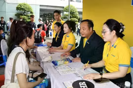 Businesses conduct direct interviews with students at the job fair. (Photo: congthuong.vn)