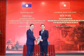 Le Hoai Trung, Secretary of the CPV Central Committee and Chief of the Committee's Office and Thongsalith Mangnomek, Secretary of the LPRP Central Committee and Chief of the LPRP Central Office. (Photo: VNA)