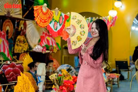 Visitors experience activities at the Hanoi Culinary, Craft Village and Craft Street Tourism Festival 2025. (Photo: VNA)