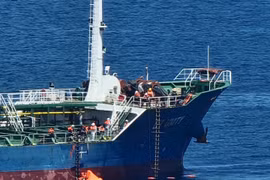 Crew members of the GT Unity transfer to the vessel Androusa. (Photo published by VNA)
