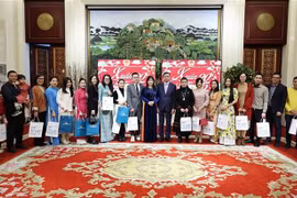 Vietnamese Ambassador to China Pham Thanh Binh presents Tet gifts to the Vietnamese community in China. (Photo: VNA)