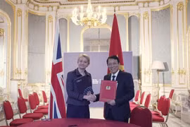 Minister of Public Security General Luong Tam Quang meets with UK Home Secretary Yvette Cooper. (Photo: VNA)