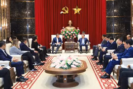Secretary of the Hanoi Party Committee Tran Duc Thang (L) meets with Central Retail Vietnam CEO Olivier Bernard R. Langlet on July 30. (Photo: hanoimoi.vn)
