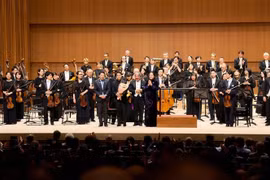Consul General in Fukuoka Vu Chi Mai presents flowers to congratulate the successful performance. (Photo: VNA)