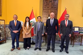 Vietnamese Ambassador to Brazil Bui Van Nghi (centre), who is concurrently in charge of Peru pays a courtesy visit to Peru's Deputy Foreign Minister Felix Denegri Boza. (Photo published by VNA)