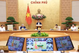 Prime Minister Pham Minh Chinh chairs the regular June cabinet meeting and the national online conference between the Government and local authorities. (Photo: VNA)