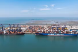 COSCO SHIPPING AQUARIUS is successfully handled at Hai Phong Port on April 22, 2026. (Photo baochinhphu.vn)