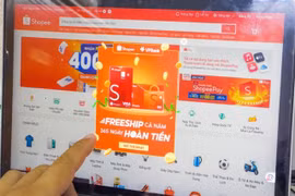 A customer shops online. In Vietnam, the e-commerce market is dominated by three major platforms. (Photo: VNA)