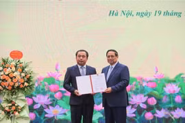 Prime Minister Pham Minh Chinh hands over decision assigning Acting Minister of Agriculture and Environment. (Photo: VNA)