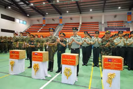 Deputy Minister of National Defence Sen. Lt. Gen. Hoang Xuan Chien (front, centre) presents gifts to military personnel from the four foreign militaries participating in the coming parade. (Photo: VNA)