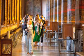 Tourists visit Wat Pho Temple in Bangkok, Thailand. (Photo: Xinhua/VNA)