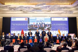 Party General Secretary and State President To Lam and Chief Minister of India's Maharashtra State Devendra Fadnavis witness the exchange of cooperation agreements between the two countries. (Photo: VNA)