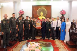 The Cambodian Armed Forces delegation presents Tet gifts to Can Tho city. (Photo: VNA)