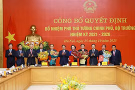 Secretary of the Government Party Committee and Prime Minister Pham Minh Chinh presents the appointment decisions to the new Deputy Prime Ministers and Ministers for the 2021–2026 tenure. (Photo: VNA) 