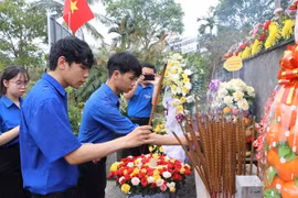 Quang Ngai residents offer incense in commemoration of the victims of Son My massacre. (PhotoL: VNA)