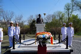 A flower offering ceremony at the statue of President Ho Chi Minh in Vladivostok, Russia. (Photo: VietnamPlus)