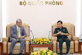 Deputy Minister of National Defence Senior Lieutenant General Hoang Xuan Chien (right) holds talks Kelly McKeague, Director of the Defence POW/MIA Accounting Agency under the US Department of Defence. (Photo: qdnd.vn)