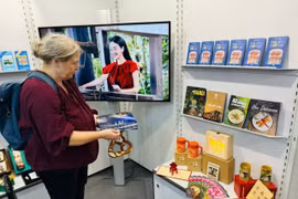 International visitors show interest in Vietnamese publications at the Frankfurt Book Fair 2025. (Photo: VietnamPlus)