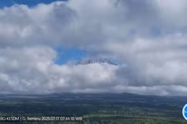 Mount Semeru erupts with a 1,000-meter-high column of volcanic ash from the Mahameru peak, July 17, 2025. (Photo: Antara)