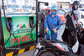 Customers purchase E10 biofuel gasoline at a PVOIL fuel station on Thai Thinh Street in Hanoi. (Photo: VNA)
