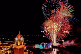 Sunset Town delights visitors with two fireworks displays each night from world-class performances. (Photo: Sun Group)
