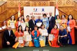 Vietnamese Ambassador to Hungary Bui Le Thai poses for a photo with delegates at the contest award ceremony. (Photo: VNA)