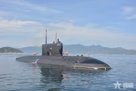 A Russian Navy submarine arrives at Cam Ranh Port. (Photo: qdnd.vn)