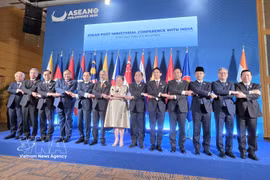 Vietnamese Minister of Foreign Affairs Le Hoai Trung (fifth from left) and other officials pose for a commemorative photo at the ASEAN Post-Ministerial Conference with India in Pasay city, the Philippines, on July 22. (Photo: VNA)