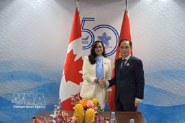 Vietnamese Minister of Foreign Affairs Le Hoai Trung and Canadian Foreign Minister Anita Anand pose for a commemorative photo. (Photo: VNA)
