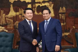 Prime Minister Pham Minh Chinh (R) receives Saleumxay Kommasith, Politburo member, Deputy Prime Minister and head of the Lao People’s Revolutionary Party (LPRP) Central Committee’s Commission for State-owned Enterprise (SOE) Reform. (Photo: VNA)