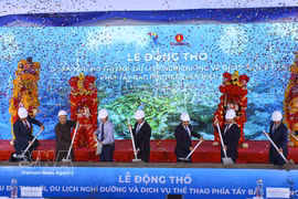 Deputy Prime Minister Nguyen Van Thang and delegates perform the ground-breaking ceremony for the Northwest Dien Bien Phu New Urban Area, Resort and Sports Complex project. (Photo: VNA)
