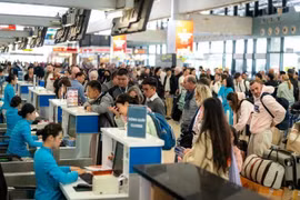 Flight volumes at major airports such as Noi Bai and Tan Son Nhat are expected to continue rising as post-Tet travel demand remains strong. (Photo: VNA)